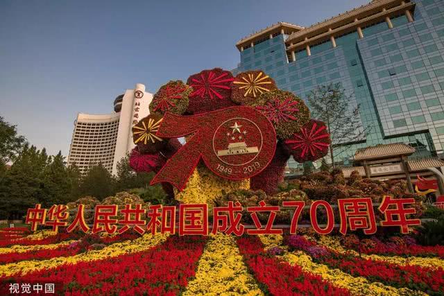 天安门长安街张灯结彩 北京盛装迎70年大庆