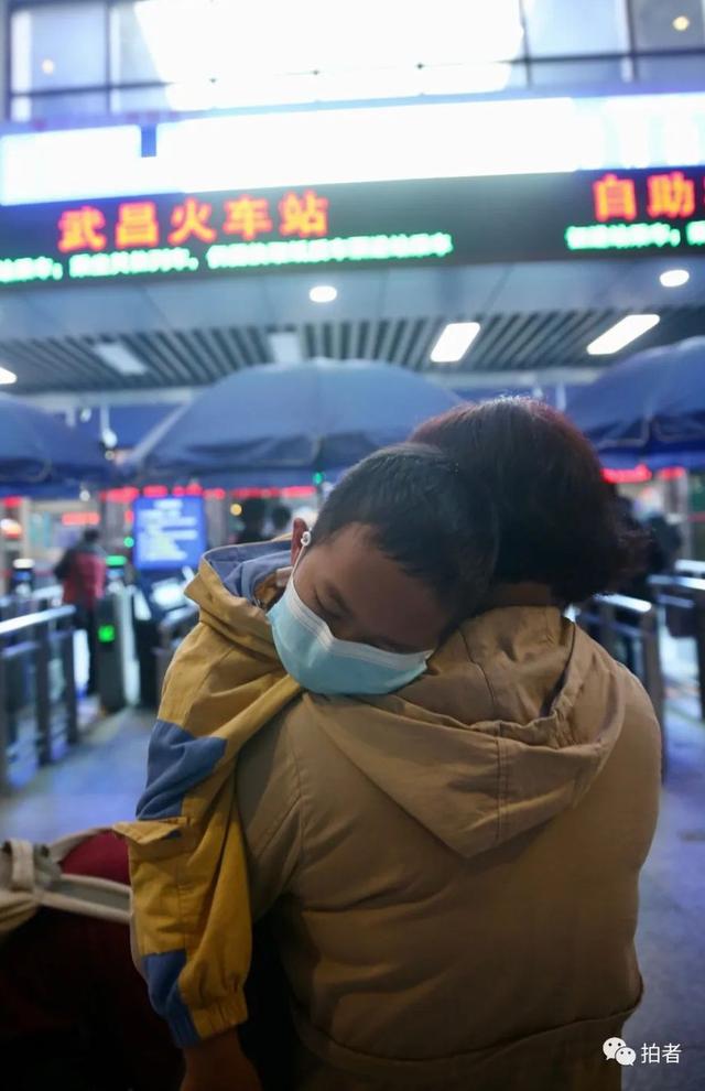  4月7日晚，一位旅客在武昌火车站站前广场上等待进站乘车