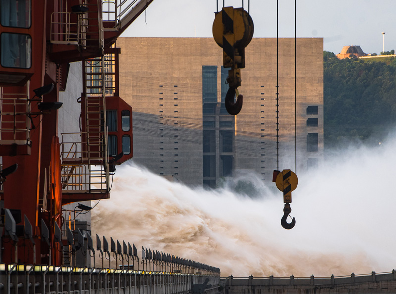 长江2020年第2号洪水”平稳通过三峡大坝12.jpg