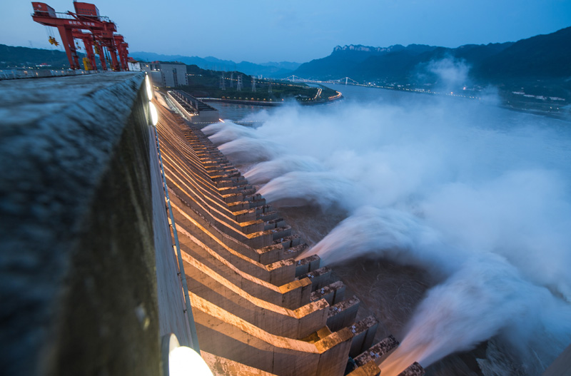 “长江2020年第2号洪水”平稳通过三峡大坝2.jpg