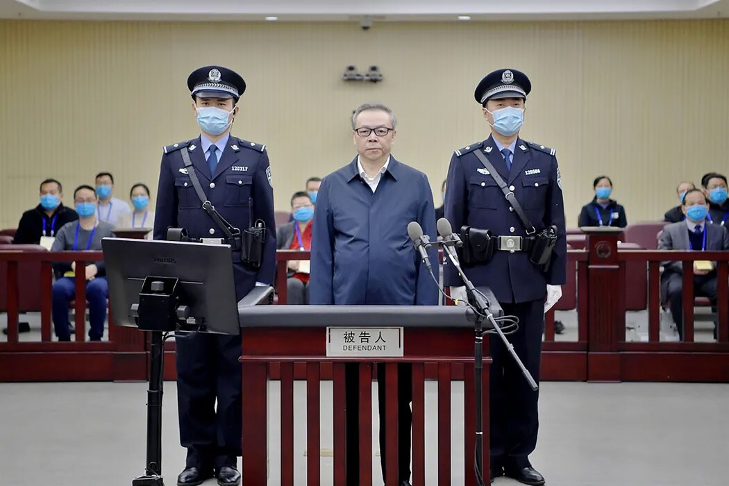 2020年8月，华融资产管理公司前董事长赖小民在天津受审。