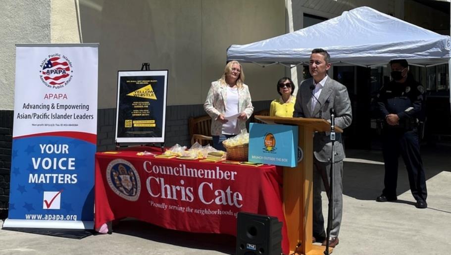 圣迭戈市议员凯特（Chris Cate）出席米拉梅沙市的「黄哨子」运动启动仪式