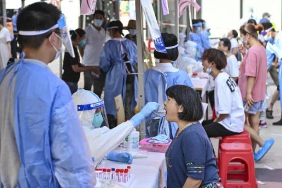 广州市民在南沙区某临时核酸检测点接受检测