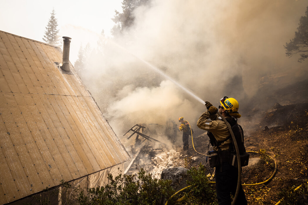 圣马科斯的消防队员努力在南塔霍湖的卡尔多大火中拯救一间燃烧的小屋