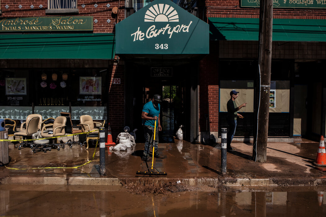 在美国新泽西州米尔本，一名男子正在清理因飓风艾达余波造成的洪水