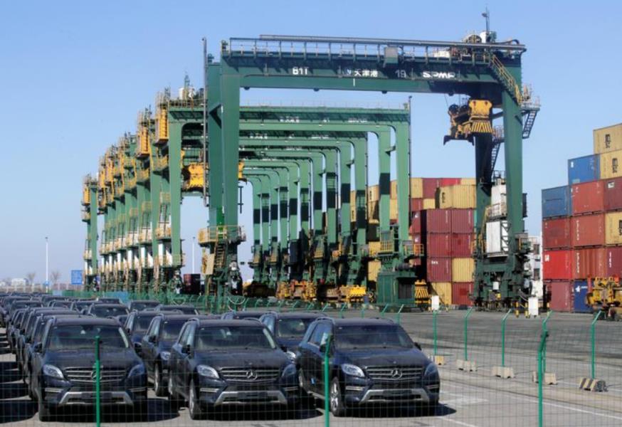 中国天津，港口的集装箱和进口汽车