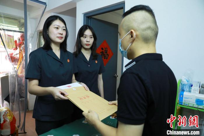 深圳市民梁文锦7月19日收到了深圳市中级人民法院工作人员送达的裁定书