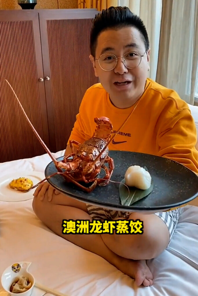 一名用户名叫“大logo吃垮北京”的博主吹嘘自己住很贵的酒店