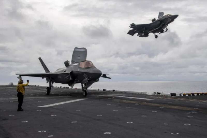 “美国”号两栖攻击舰与F-35B战斗机在东海附近进行航空作业
