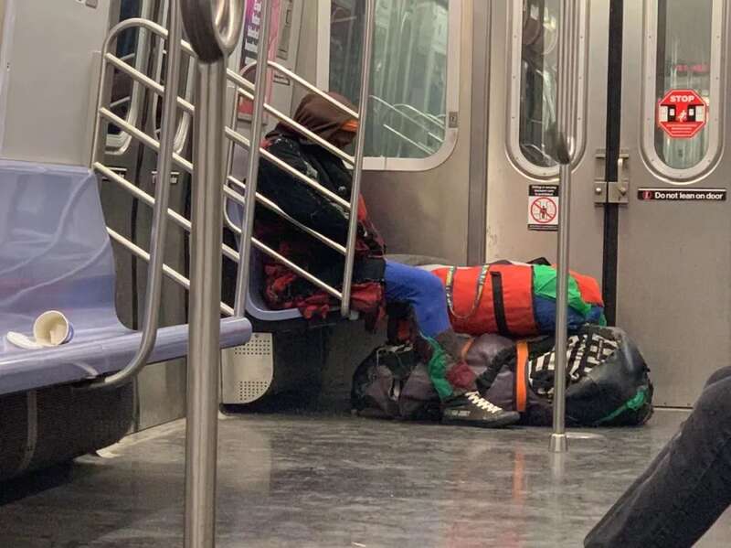 地铁车厢里典型的无家可归者