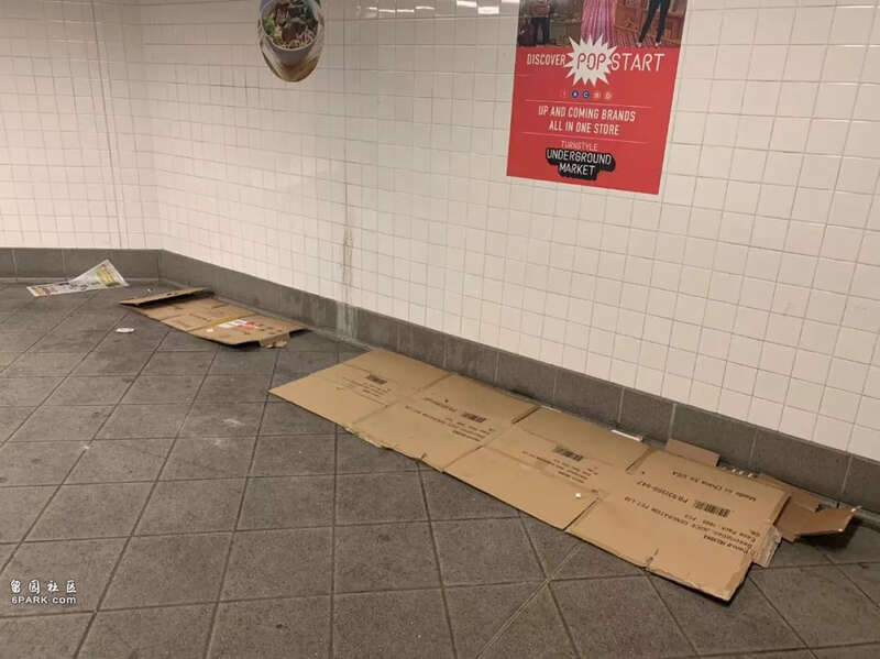地铁走廊里一名流浪汉和他的地铺都被清理走了，只剩下“床板”
