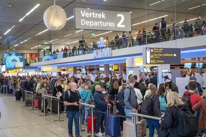 欧洲多地机场被旅客挤爆