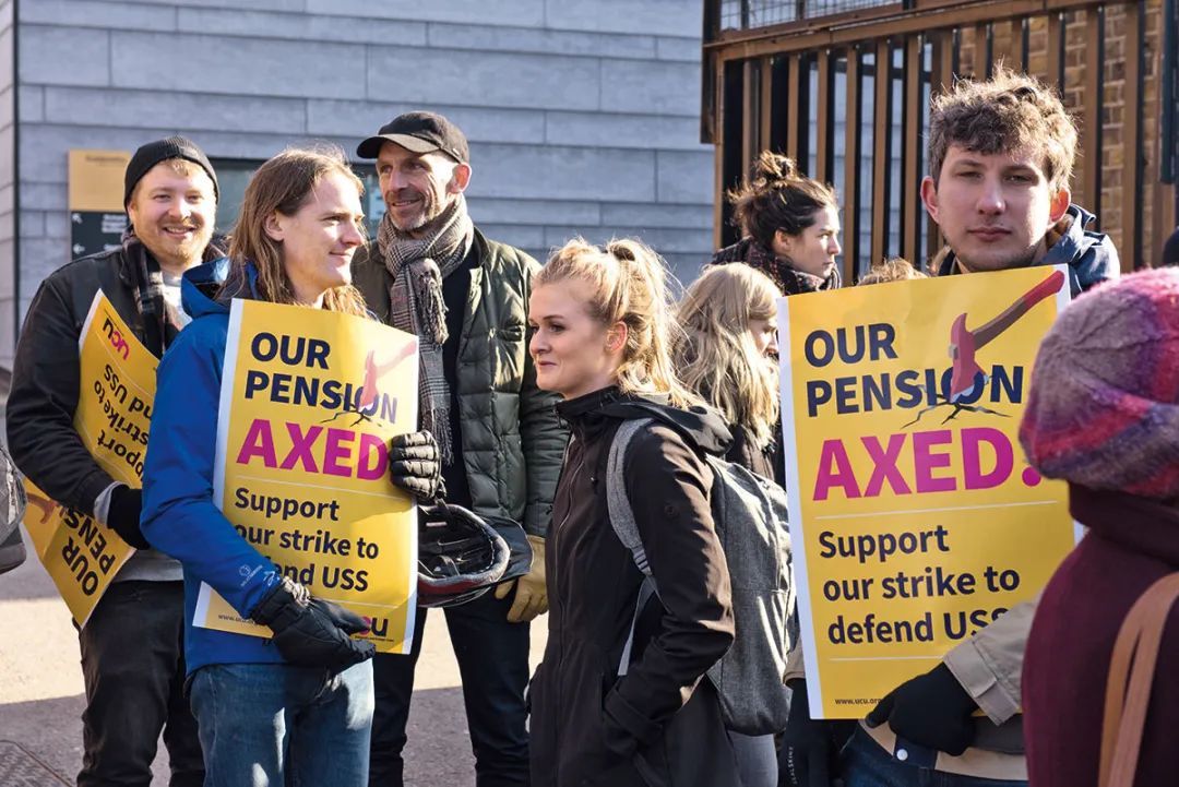 英国伦敦大学金匠学院，参加罢工的老师堵住了学校侧门，阻止学生与员工进入校园 ...