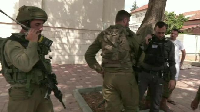 以色列国防军正在街头执勤