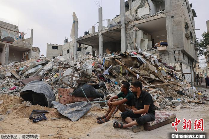 加沙地带民众查看空袭后的受损情况