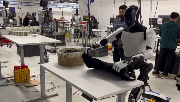 特斯拉机器人已经学会摺衣服